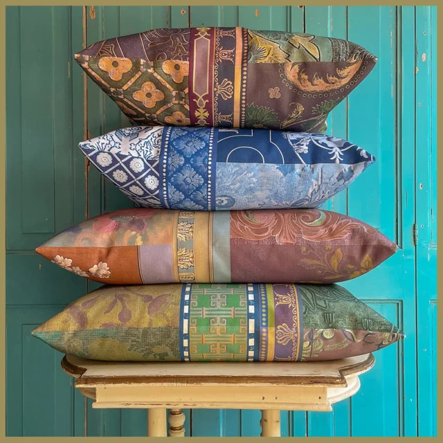 👑 Maak van jouw huis een paleisje en geniet!

Speciaal voor Paleis Het Loo hebben we een unieke collectie ontworpen. Waaronder een prachtige serie kussens. Alle prints komen uit het paleis en hebben hiermee een nieuwe, eigentijdse uitstraling gekregen. 

De kussens hebben aan beide kanten een andere print, waardoor je kunt wisselen tussen de 2 prints. Met deze kussenset kun je heel wat mooie combinaties maken.

Paleis Het Loo is voor ons een hele inspirerende plek. Er zijn zoveel prachtige details te zien in het interieur en in de tuinen. Een paleis met een verhaal. Om dat gevoel samen te brengen in een unieke eigentijdse collectie was een feestje om te doen. 

Welk kussen is jouw favoriet? 
We zijn benieuwd! 

Liefs, 
Humphrey & Nicky