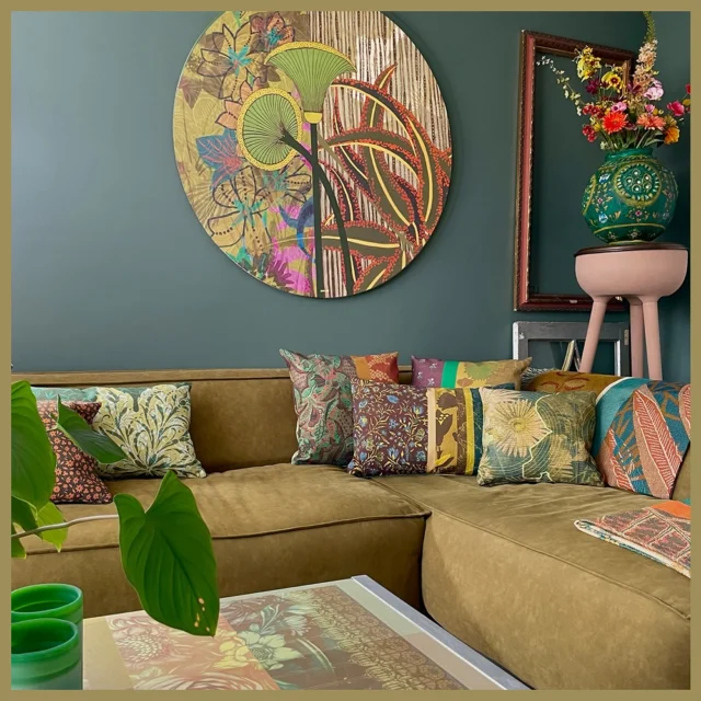 Laat het zonnetje elke dag schijnen in je huis met onze kleurrijke items. Met onze unieke wall-art, kussens en plaid breng je de kamer tot leven. Ze brengen vrolijkheid, inspiratie en rust in huis. 

Het leuke aan onze kussens is dat je eindeloos kunt variëren. Elk kussen heeft namelijk aan elke zijde een andere print. Met deze set kussens op de bank kun je wel 64 verschillende combinaties maken! Keuze stres? Welnee.. alles match bij elkaar. Je kunt niet fout gaan. Gewoon kiezen waar je blij van wordt dan zit je altijd goed.

Wil je toch wat advies hebben voor een set die mooi in jouw interieur past? Stuur een foto van je interieur en je krijgt gratis een persoonlijk advies voor een mooie combinatie die echt in jouw interieur past.

Laat je inspireren door onze unieke collectie op www.nin-nit.nl.

Fijne dag vandaag!

Liefs Humphrey & Nicky