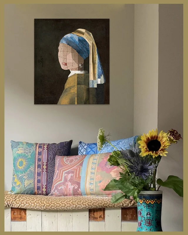 The girl with a pearl, it’s all about the details!

Ik zag de oproep van @mauritshuis_museum voorbij komen om een eigen versie te maken van het meisje met de parel en dacht.. ja, dat lijkt me een gave uitdaging. Ik maakte een nieuwe versie @mygirlwithapearl 

Ik heb het schilderij uitgebreid bekeken tot in de kleinste details. Met deze originele details uit het schilderij heb ik dit ontwerp gemaakt. Alles wat je ziet zijn de detail uit het origineel. De vormen veranderen, alles krijgt een andere laag en wordt letterlijk ingezoomd. Delen vallen weg maar toch straalt ze van het doek af. Tot in de kleinste details is ze zichtbaar geworden. 
Swipe —> voor de details 

Ik ben benieuwd wat je van #mygirlwithapearl vindt geworden. Leuk als je het deelt! Wie weet komt deze wel in het Mauritshuis te hangen. 

Het was een feestje om te maken. Mooi om te zien hoe alles samenkomt in deze zithoek. De kussens uit onze Paleis Het Loo collectie, het meisje met de parel aan de wand en een knipoog naar van Gogh 🌻, de oude meesters zijn een grote inspiratie voor mij. 

Geniet van de avond! 

Liefs,
Nicky