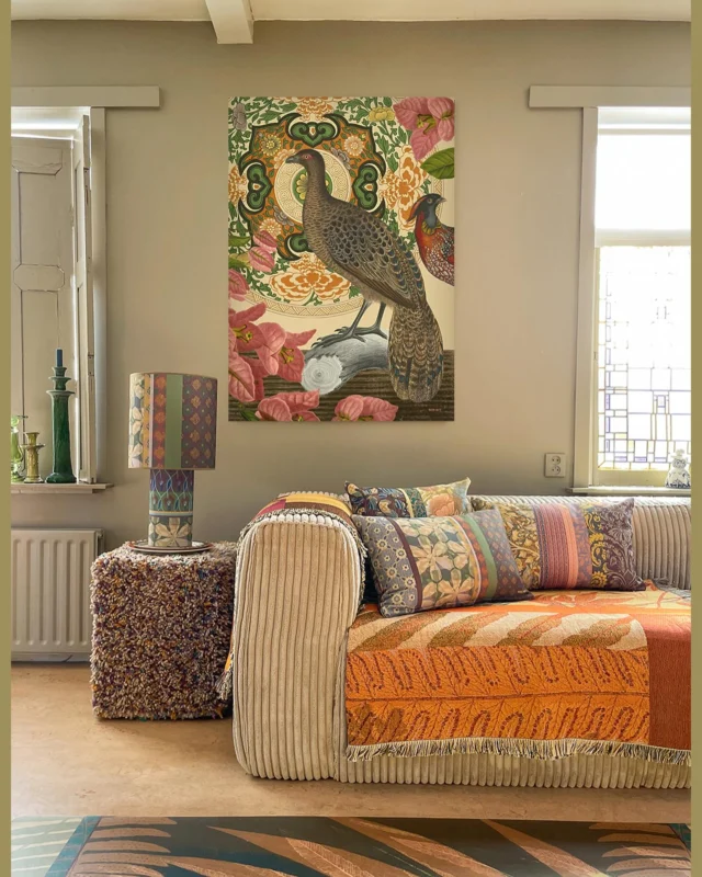 Het zonnetje schijnt weer wat vaker en wat worden we daar blij van 🌞

Zo worden we ook erg blij van deze kleurrijke hoek! Het gevoel alsof de zon elke dag schijnt in huis! Een heerlijke plek om te zijn.

Laat je inspireren door onze unieke woonaccessoires, allemaal geïnspireerd op de natuur 🍀. De kleuren en natuurprints brengen vrolijkheid en rust in huis. 

Combineer vooral waar je blij van wordt, dan zit je altijd goed. 

Fijne avond!

Liefs,
Humphrey & Nicky