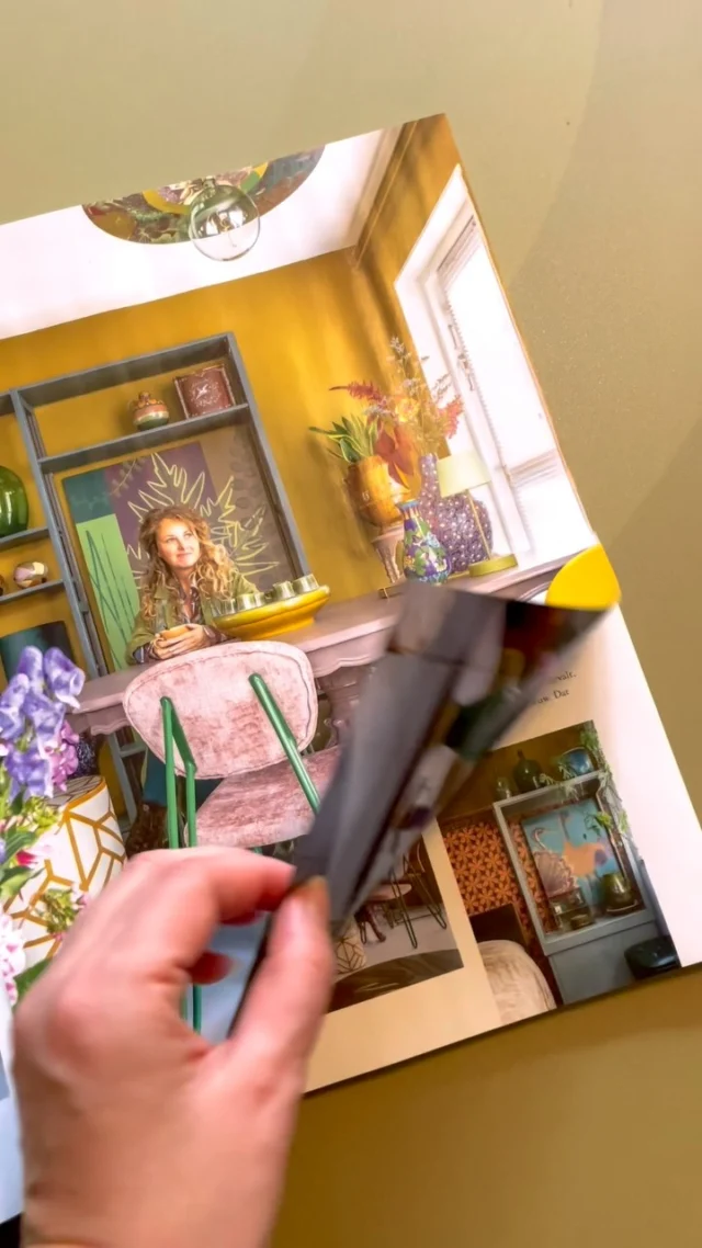 Zo leuk! Nu te zien in @landideemagazine , reportage over mijn atelier/ showroom en vorige woning. Wat is het een mooi artikel geworden. 

Het brengen mooie herinneringen naar boven. Deze woning is zo vaak met mij mee veranderd. Andere kleuren op de muur, wisseling van vele woonaccessoires en elke keer een andere indeling. Mooie vondsten bij de kringloop zoals deze gave eettafel. Een andere kleur en het past weer in het geheel. De lundia kast wat een omlijsting is geworden voor mijn wall-art. Van een bloempot een tafel gemaakt. Het was een huis waar ik mijn creativiteit volledig in kwijt kon. 

@hennyvanbelkomphotography heeft dit huis zo prachtig vast gelegd. Echt met oog voor detail. Hij wilde mijn verhaal weten, de kleuren en composities snappen. Letterlijk geprobeerd door mijn ogen te kijken. Dat is gelukt en zie je terug in de mooie foto’s.

Zoals sommige misschien wel weten ben ik sinds oktober verhuisd. Zo fijn en leuk, een eigen huis volledig naar wens kunnen verbouwen. Een wens die uit is gekomen. Inmiddels is de verbouwing achter de rug en geniet ik heerlijk van mijn nieuwe plek. Het geeft positieve energie en inspiratie voor nieuwe dingen. 

Met veel plezier kijk ik terug op dit woon avontuur. Nu volop genieten van mijn nieuwe huis waarover ik binnenkort meer zal delen. 

Een enthousiaste groet,
Nicky