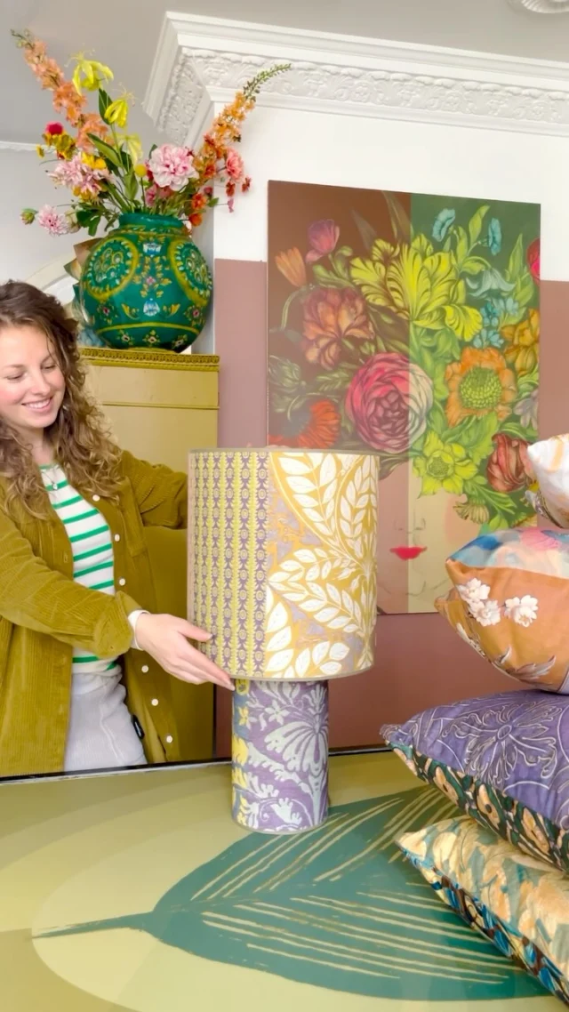 Kleurrijke combinaties maken, ik ben er dol op. Met een paar items kun je al de sfeer in huis veranderen. Wat vind je bijvoorbeeld van deze set? 🌞🍀 vol met kleurrijke natuurprints. 

Het leuke van deze set is dat je de lamp, kussen en plaid kunt omdraaien. Zo kun je met deze set eenvoudig variëren in huis. 

Mix and match vooral waar je blij van wordt dan zit je altijd goed! 💫 

Wil je persoonlijk advies voor een mooie set voor bij jou thuis? Stuur mij gerust een foto van jouw interieur. Ik maak vrijblijvend een collage voor je dat helemaal past bij jou thuis. 

Zonnige groet,
Nicky