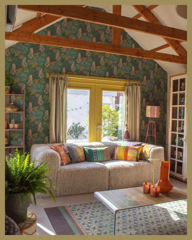 Zo leuk! Maandag 7 april ben ik te zien bij @binnenstebuitentv met een rondleiding in mijn nieuwe huis! 🏠📺🍀

Met trots deel ik hierbij het eerste hoekje van mijn nieuwe huis. In Juli kreeg ik de sleutel van dit geweldige huis. Verstopt in het centrum van Wijk aan Zee, 44 m2, vrijstaand met een heerlijke zonnige tuin, ik was meteen verliefd! Ik wist meteen, dit is mijn thuis en zo voelt dat ook. Thuiskomen! 

Het hele huis is verbouwd. Alles ging eruit en is opnieuw opgebouwd. Een hele nieuwe indeling om alle ruimtes zo goed mogelijk te benutten. Het platte plafond ging eruit waardoor deze balken in zicht kwamen. Wauw! Wat vond ik het gaaf om alles van 0 opnieuw op te bouwen. Van uittekenen tot slopen, klussen, ontwerpen en inrichten! 

Tijdens een verbouwing komt er veel op je af. Veel keuzes om te maken betreft de indeling, kleuren, keuken, tegels en ga zo maar door. Ik wist wel meteen, ik wil een lichte tijdloze basis met olijfgele kozijnen en dit prachtige natuur behang als eyecatcher. Een basis waar je alles op kunt combineren en kleur tot leven gaat komen. Dat geeft de vrijheid om te kunnen variëren in huis.

Dit behang 🌿 heb ik zelf ontworpen en is een knipoog en verlenging naar de tuin. Een natuurbeleving in huis. Het is tijdloos en geeft rust. De kleur van de kozijnen komt hierin terug wat zorgt voor verbinding. De kussens op de bank geven een speelse kleurrijke touch in de zithoek. 

Ook het vloerkleed heb ik speciaal ontworpen voor deze kamer. Meteen een primeur want deze is gemaakt van velours wat een mooie warme uitstraling geeft. 

Leuk nieuws, alle items die ik ontworpen heb voor mijn eigen huis zijn nu ook toegevoegd aan onze shop. 

In @binnenstebuitentv zal ik meer vertellen over mijn inspiratie, de verbouwing en unieke objecten in mijn huis. 

Ik ben benieuwd wat je ervan vindt!

Zonnige groet,
Nicky