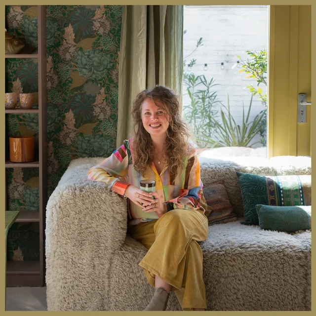 Wat een super leuke reactie heb ik gekregen op de binnenkijker bij @binnenstebuitentv. Hartverwarmend om te horen dat het zoveel mensen heeft geïnspireerd. 🏠🍀

Mijn huis is voor mij de plek waar ik tot rust kom en inspiratie krijg. Het voelt als een warme deken. Het is eigen, warm, kleurrijk en toch rustgevend. Ik gun iedereen dat gevoel! 

Als je thuis komt wil je je ook echt thuis voelen. Door (persoonlijke) items en kleuren te combineren in huis waar je blij van wordt creëer je een echt thuis.

Ik raak geïnspireerd door de natuur 🌿
Als ik buiten ben ervaar ik zoveel rust, vrolijkheid en krijg ik inspiratie. Dit zie je terug in alle prints en kleuren van de woonaccessoires die ik ontwerp. Behang, wall-art, kussens, plaids, lampen, vloerkleden, lampen en nog veel meer. Allemaal op maat gemaakt in Nederland.

Laat je inspireren door mijn kleurrijke collectie en kom thuis in de natuur 🌞

Zonnige groet,
Nicky

#binnenkijkenbijmij #binnenstebuitentv #kleurrijkwonen #natuurinhuis #interieurinspiratie #behang #wall-art #kussens #lampen #duurzaaminterieur #woondecoratie #woongeluk