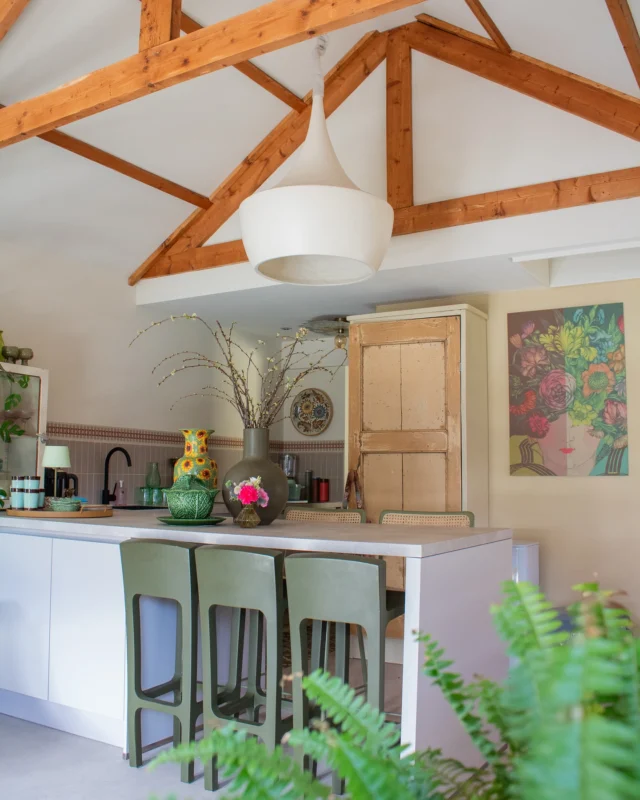 Elk huis verdient eyecatchers ✨! Het mag leven en verrassen zonder dat het onrust geeft.

De wall-art ‘Flower Woman’ is zo’n eyecatcher. Ze is het stralende middelpunt van de kamer. Vol met bloemen en vrolijkheid straalt ze rust uit. 

En zie je dat randje boven de tegels in de keuken? Dit is een van onze nieuwe behangranden. Het gevoel van tegels maar dan net even anders. Het geeft extra kleur en levendigheid aan de mooie rustige basis. 

Ook opzoek naar een mooie eyecatcher? Laat je verrassen door onze unieke collectie🍀

Fijne dag vandaag.
Liefs,
Nicky 

———

In the picture: 
- NIN-NIT wall-art ‘Flower Woman’
- NIN-NIT Behangrand Sunset Tiles 
- NIN-NIT Sunny Hangboo plafonnière 
- Keuken @keukensale_zaandam 
- Kopjes @hkliving 
- Jort Barkrukken @zuiver_