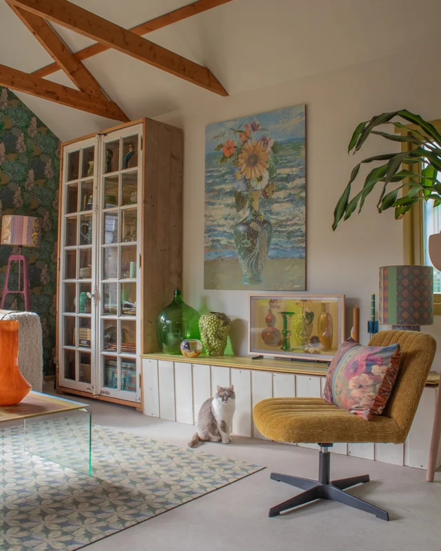 Haal de BEACH VIBES in huis 🌞🌊 | Het strand is een van de favoriete plekken waar ik graag kom. Het liefst voor een wandeling langs het water. Het geeft rust en inspiratie.

Fijne elementen voor thuis. De kleuren, beweging en de frisse wind. De zee geeft mij het gevoel van thuiskomen en is de inspiratie geweest voor de woonkamer en de items die ik hiervoor heb ontworpen. 

Met ‘Sunflower Vase’ wall-art kun je elke dag genieten van de zee. Ook het vloerkleed ‘Boho Bold’ geeft de beweging en kleuren van de kust. Samen geven ze vrolijkheid en rust in de kamer. 

Geniet van het mooie weer 🌞

Liefs,
Nicky