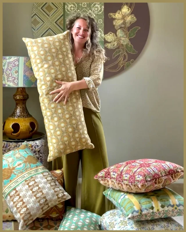 🌿 Met trots presenteren we de nieuwe collectie Nouveau Classiques. 
Nostalgie en natuur vloeien samen in kussens en plaids die warmte en karakter in huis brengen.

Elk item is zorgvuldig geweven van gekleurde katoendraden, wat de collectie haar zachte, warme en tijdloze karakter geeft – meebewegend met elk seizoen. 
Ze hebben allemaal twee verschillende kanten. Even omdraaien en je geeft je interieur steeds een nieuwe look.

”Al van jongs af aan combineer ik kleuren en patronen – toen al, met de stoffen waar mijn moeder kleding van maakte. Van niets iets maken en altijd creatief bezig zijn. Die speelse blik heb ik altijd behouden en leeft voort bij NIN-NIT. Oude meesters inspireren mij met hun oog voor detail en verfijning. Dat vakmanschap, samen met mijn liefde voor de natuur, vormt de basis van deze nieuwe unieke collectie.” 

Benieuwd wat jij van de Nouveau Classiques vindt 💛
Ontdek de hele collectie in onze webshop.

 #interieuraccessoire #plaidsenkussens #plaids #kussens #tijdloosdesign #warmwonen #interieurinspiratie #wooninspiratie #stijlvolwonen #huisinspiratie #slowliving #woonstijl #woondecoratie #kleurinhuis #kleurencombinatie #interieurkleuren #vrolijkinterieur #interieurtrend #natuurinhuis #natuurlijkwonen