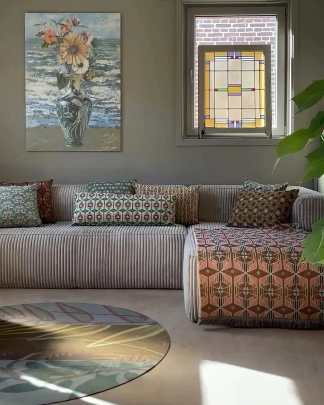 Wat een leuke reacties hebben we gekregen op de nieuwe collectie Nouveau Classiques! Dank jullie wel!

De collectie is ontstaan vanuit het idee: met een paar stijlvolle items je interieur eenvoudig een andere uitstraling geven. En dat is gelukt. 

✨ Draai, combineer en creëer jouw eigen sfeer!
Kijk eens hoe leuk met de Nouveau Classiques Blanket. Even omdraaien en je hebt direct een andere look.
Ook de kussens hebben allemaal 2 verschillende prints waardoor je in een handomdraai een andere sfeer creëert.

Ontdek de nieuwe collectie nu in onze webshop.
https://www.nin-nit.nl/nouveau-classiques/

Wil je weten welke items het beste passen bij jouw interieur? Stuur gerust een foto van je kamer, ik geef je graag gratis persoonlijk advies.

Geniet van het weekend!

Liefs,
Nicky