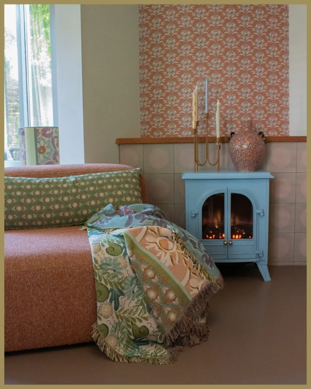 De dagen worden korter, de avonden gezelliger ✨
Tijd om het binnen weer lekker warm en knus te maken.
Kacheltje aan, plaid erbij — ultiem genieten.

Breng sfeer in huis met warme kleuren, natuurlijke prints en zachte materialen.
Onze nieuwe collectie kussens en plaids helpt je daarbij.

En… heb je de nieuwe XL kussens al ontdekt?
Extra lang, heerlijk zacht en perfect om tegenaan te kruipen. 
Comfort op z’n mooist!

Geniet van de avond!

Liefs,
Nicky 

 #plaidsenkussens #warmwonen #stijlvolwonen #natuurlijkwonen #huisinspiratie #kussens #plaids #kleurinhuis #woondecoratie #behang #openhaard #botanischwonen #gezelligthuis #woonkamerinspiratie #interieurinspiratie